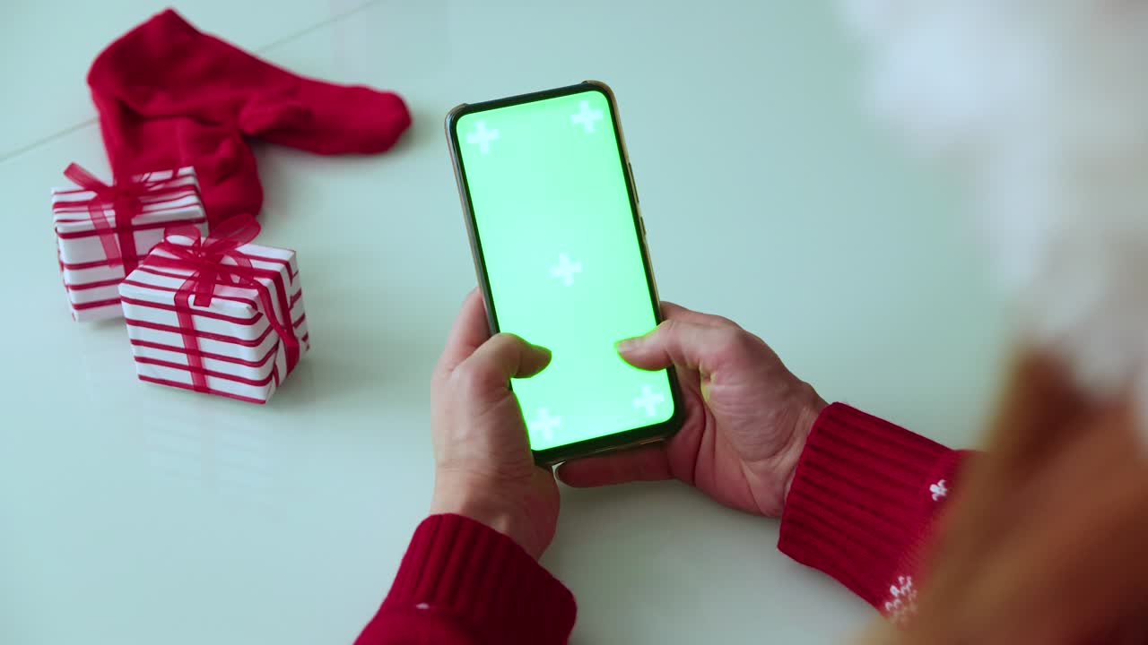 pantalla verde pnone en las manos. tiempo de navidad