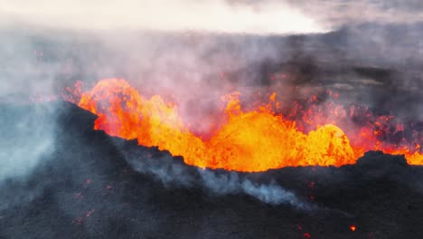 Close-up-view-of-the-volcanic-eruption-at-Litli-Hrutur,-Iceland,-with-hot-lava-and-smoke-coming-out