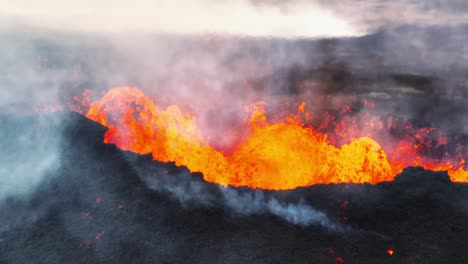 vista de cerca de la erupción volcánica en litli-hrutur, islandia, con lava caliente y humo saliendo