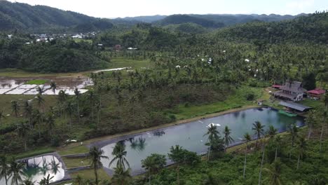 Wakeboard-See-Im-Siargao-Wake-Park-Inmitten-Von-Hügeln,-Die-Von-Tropischer-Vegetation-Umgeben-Sind