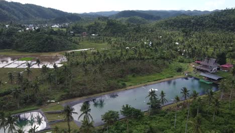 lago de wakeboarding en siargao parque wake en medio de colinas envueltas en follaje tropical