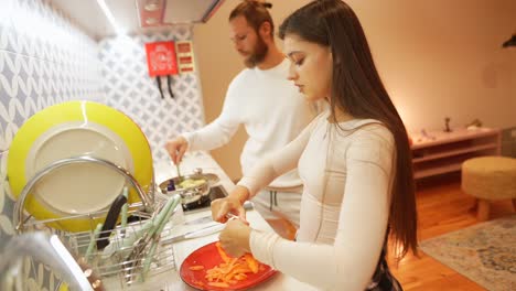 una pareja cocinando juntos.