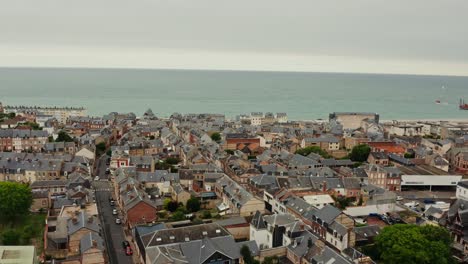 vista aérea de una ciudad costera francesa