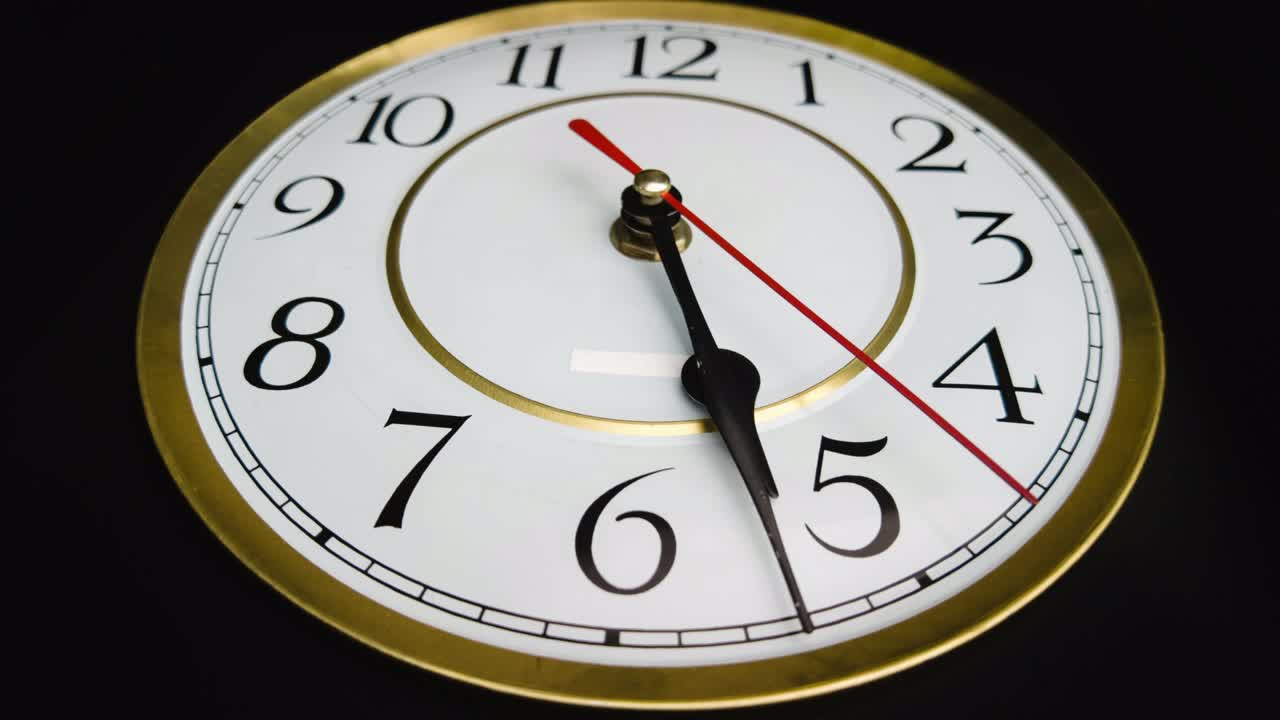 lapso de tiempo de las agujas del reloj giratorias en un dial vintage redondo blanco