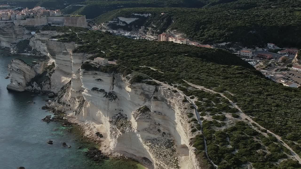 Vedute di scogliere e coste in Corsica, Francia, durante una giornata di sole