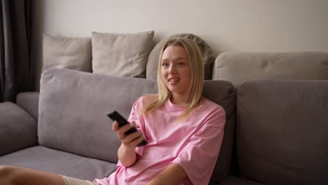 mujer relajándose en un sofá viendo la televisión