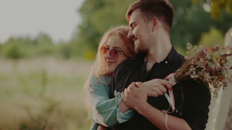 Positive-Frau,-Die-Jungen-Mann-Im-Freien-Bei-Sonnenuntergang-Unterstützt-6