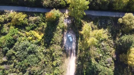 Auto-Hielt-Auf-Sackgasse-Alte-Brücke-In-überwuchernden-Wald