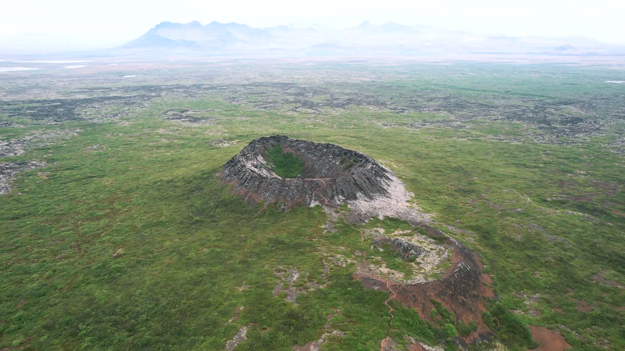크레이터 아이슬란드 항공 드론 개요  ⁇ , 파노라마 움직임, 아이슬란드 랜드마크, 하이킹 트레일, 스포츠 여행 목적지, 노르 ⁇  워킹, 지질 관광