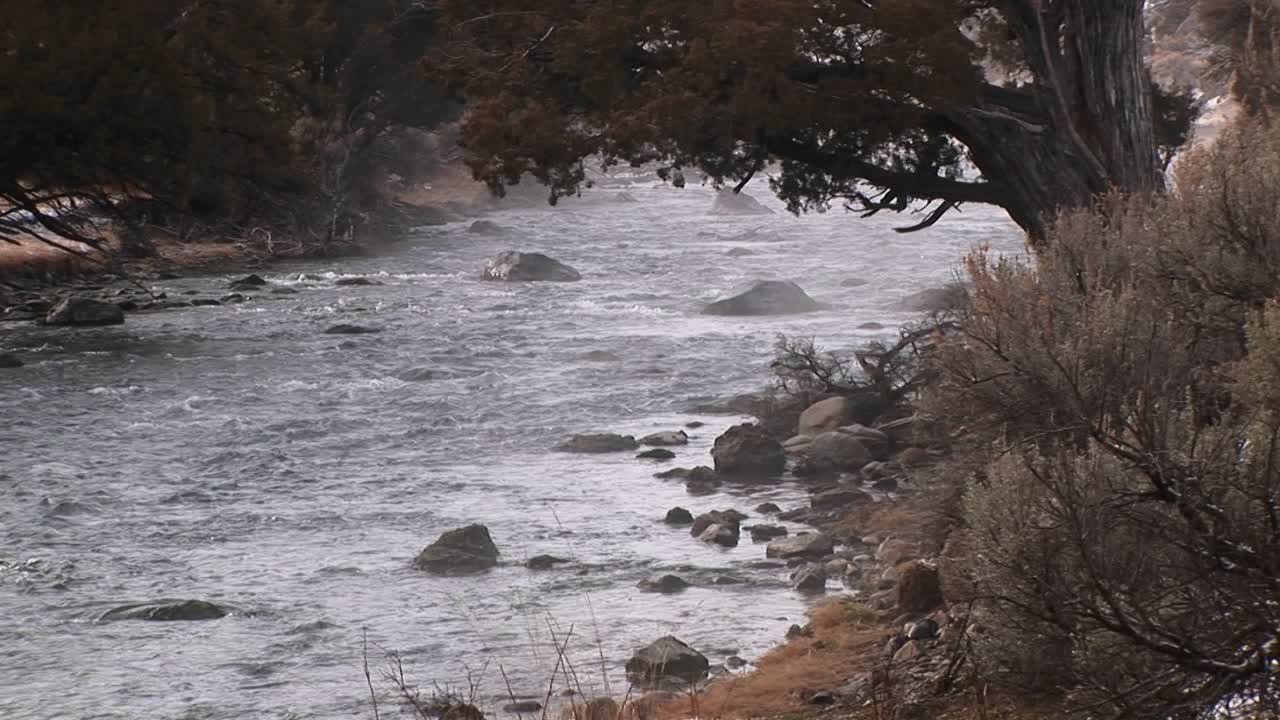 겨울에 시냇물이 바위 위로 흐른다