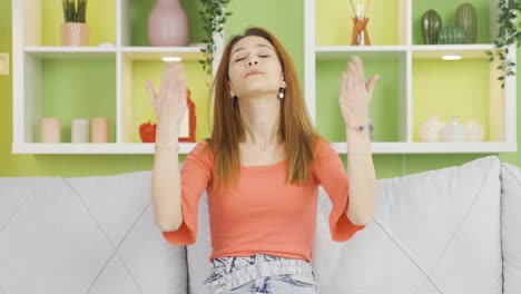 여름의 열기 때문에  ⁇ 을 흘리는 이 젊은 여자는 우울합니다.