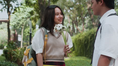 niña recibiendo un ramo de flores