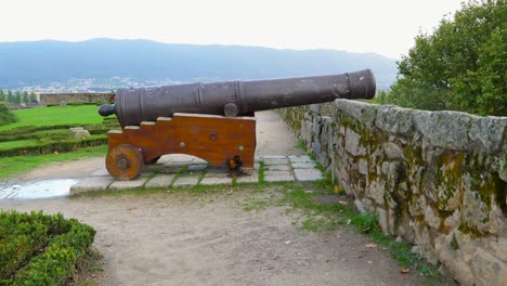 tot grote ouderwetse kanonnen die rusten op parapet kantelen muren van kasteel in chaves vila real portugal