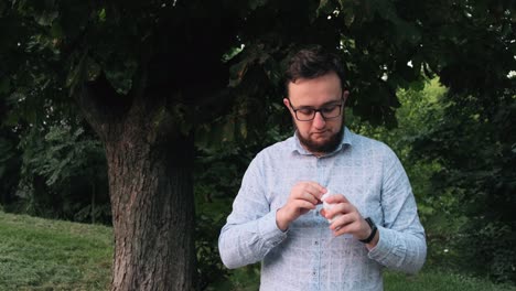 hombre con gafas con barba toma vitaminas