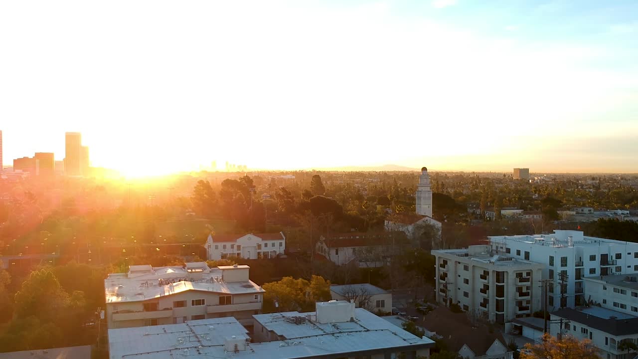 Belo nascer do sol, sobrevoo aéreo de palmeiras em Los Angeles
