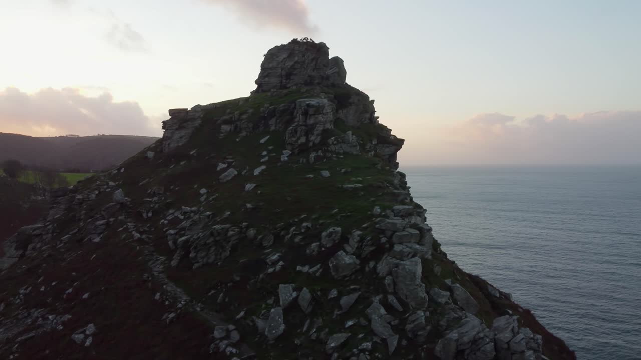 ⁇ 스무어 (exmoor) 의 바위 계곡의 산 정상과 바다의 골든 아워 해가 지는 드론  ⁇  - 항공 사진