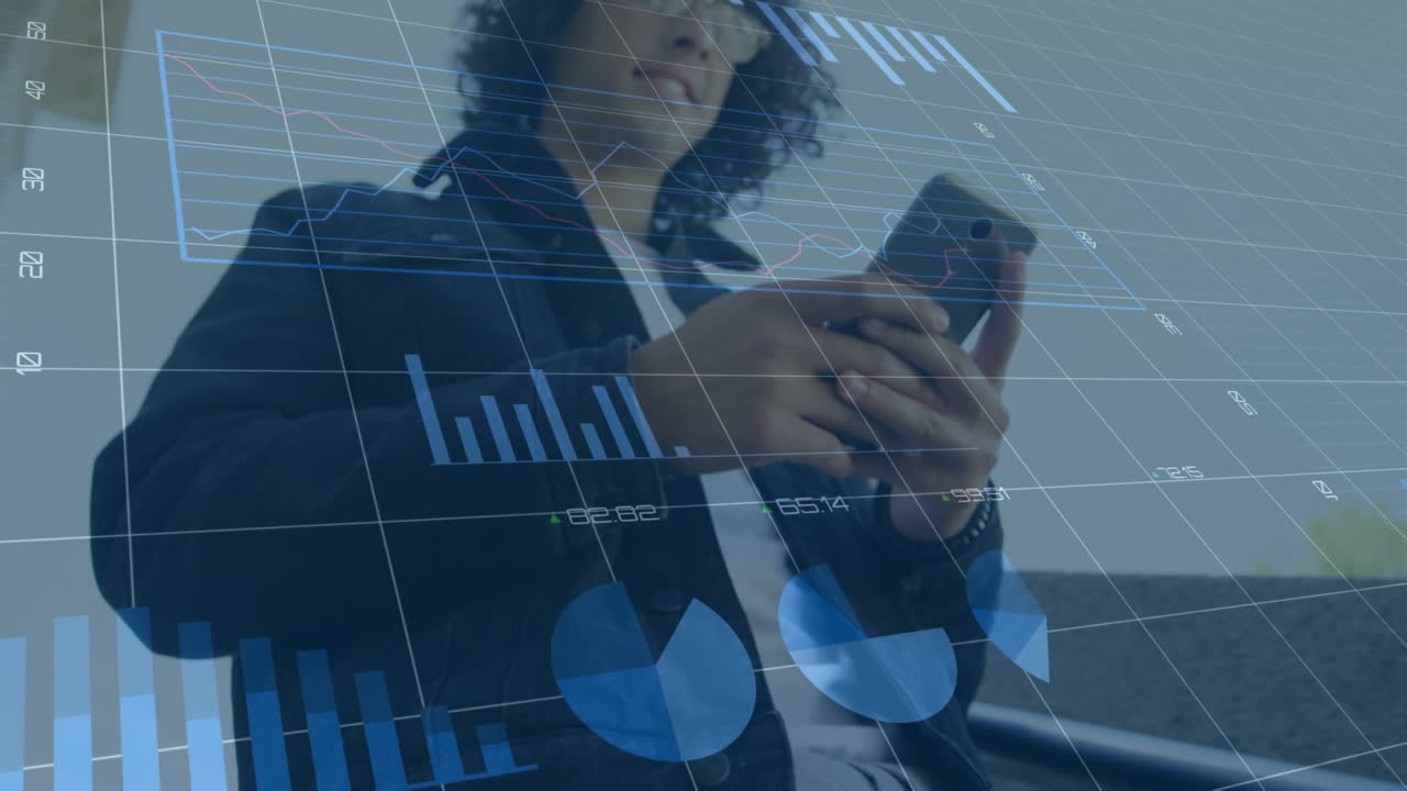 animación de procesamiento de datos estadísticos sobre un hombre biracial usando un teléfono inteligente bajando las escaleras