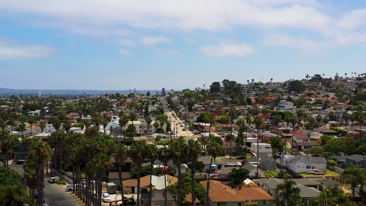 Drone stiger op over huse og palmer i Ocean Beach, San Diego, og afslører kvarteret og kystomgivelserne.