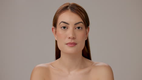 retrato de una hermosa mujer joven con cabello rubio largo y una sonrisa