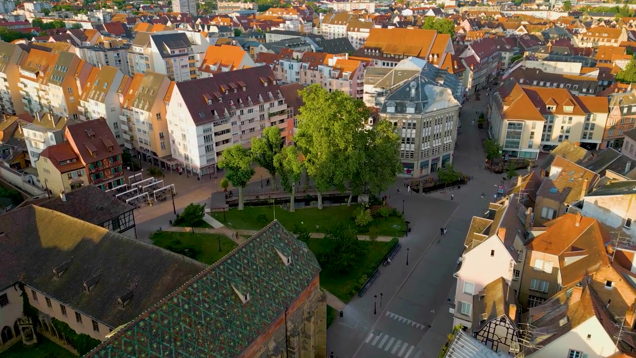 Video aereo 4K con drone di un parco e un canale vicino allo storico Museo Unterlinden a Colmar, Francia.