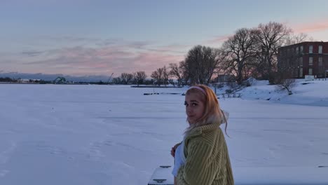 Frauen-In-Zeitlupe,-Die-Am-Wintertag-In-Die-Kamera-Schauen