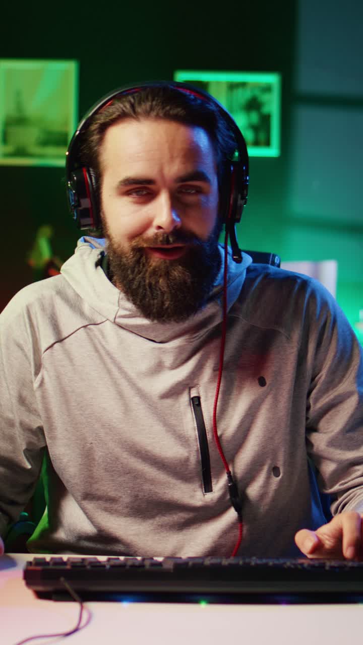 Video verticale di un giocatore di Esports che si riprende mentre gioca ai videogiochi di fronte al pubblico durante una diretta streaming
