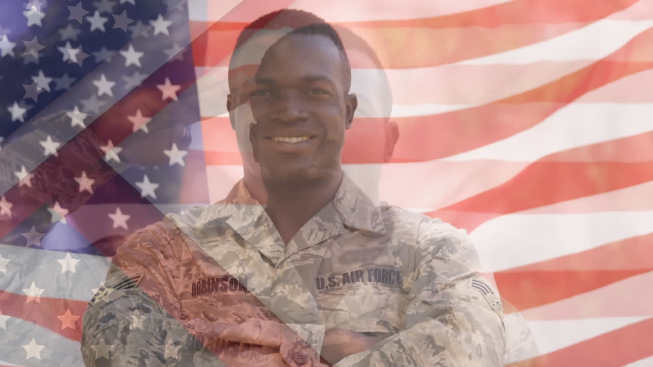 animación de la bandera de los ee.uu. sobre soldado afroamericano