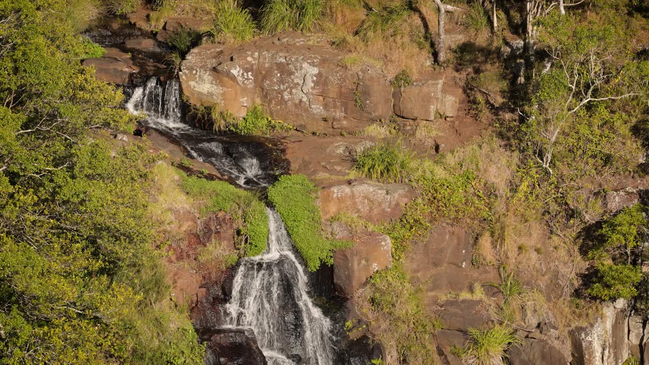vista estrecha de morans falls en la luz de la tarde, parque nacional lamington, borde escénico, queensland, australia