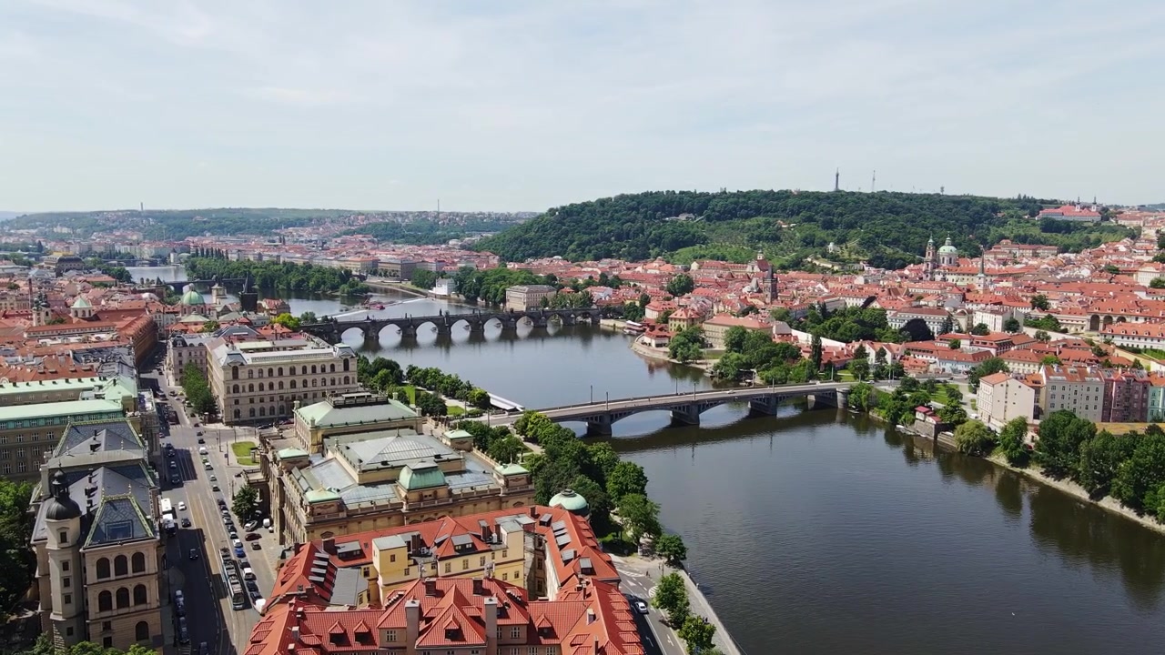 Vista aerea della città di Praga con il Ponte Čech e il Ponte Carlo sul fiume Moldava