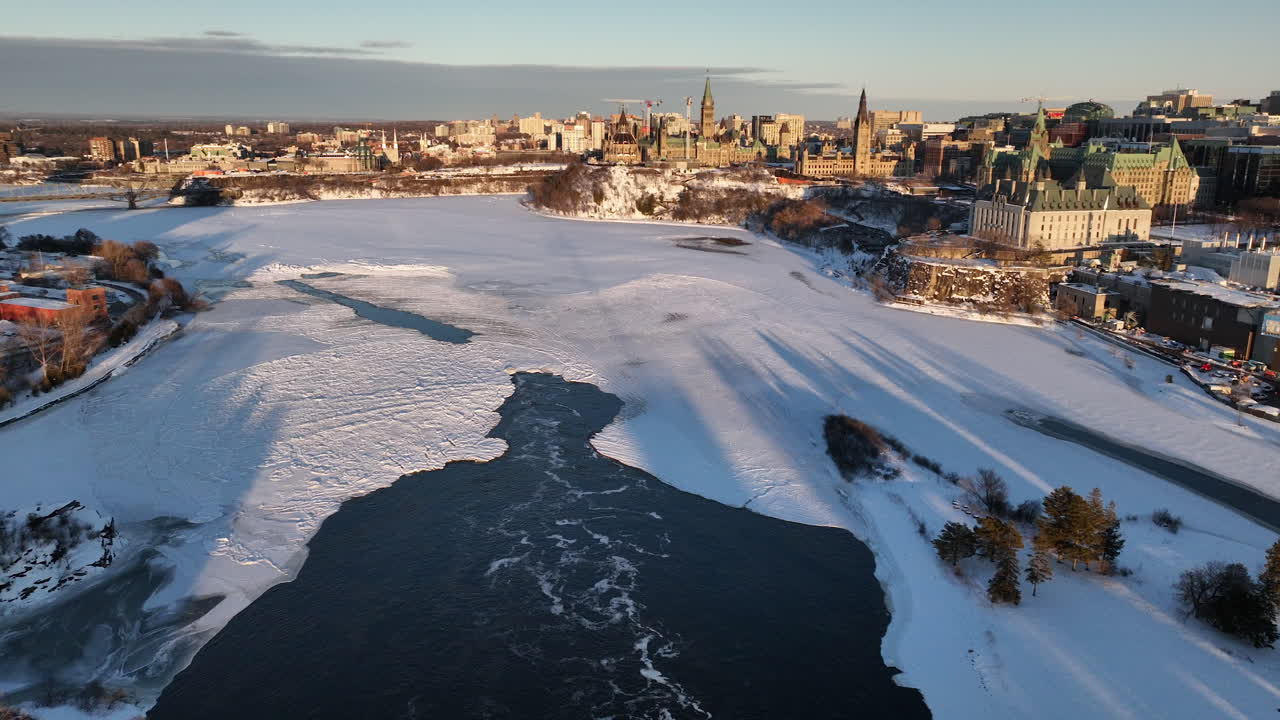 el río congelado de ottawa y la colina del parlamento en el centro de ottawa.