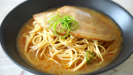 Tonkotsu-Ramen-Nudeln-Mit-Chaashu-Schweinefleisch