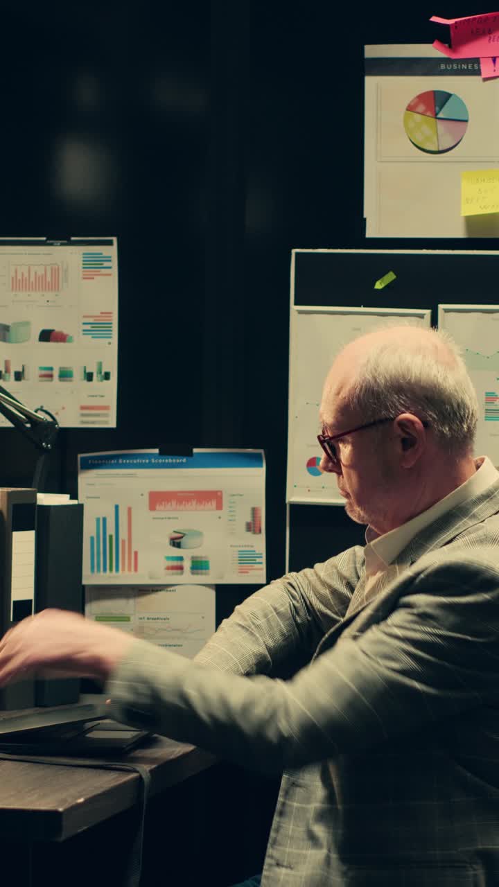 Senior efterforsker af vertikale videoer studerer arkivmapper for sagsligheder