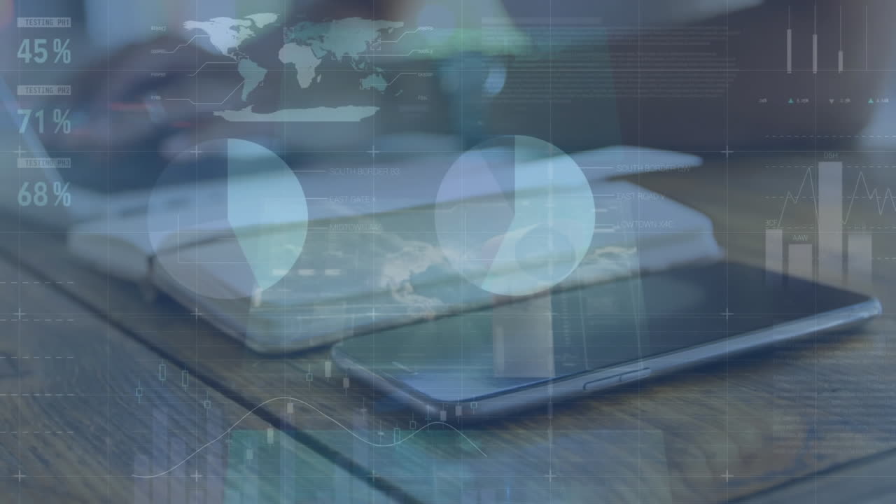 여러 번 변하는 숫자의 애니메이션, 노트북을 사용하는 여성의 중간 섹션에서 데이터 처리