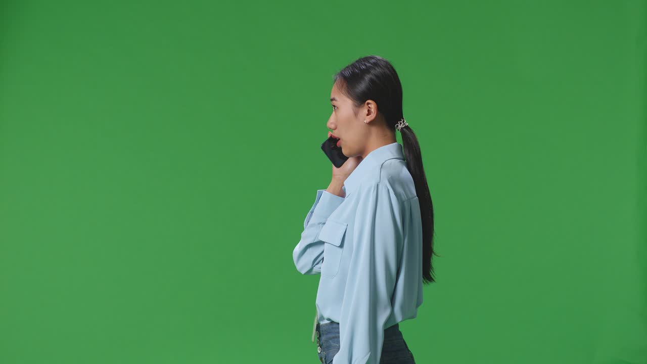 Tampilan Samping Wanita Bisnis Asia Berbicara Di Ponsel Di Latar Belakang Layar Hijau Di Studio