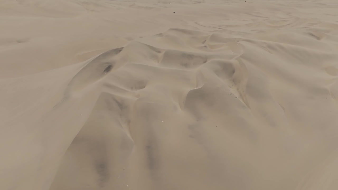 Incredibile vista aerea delle dune di sabbia di Huacachina nel Perù meridionale.