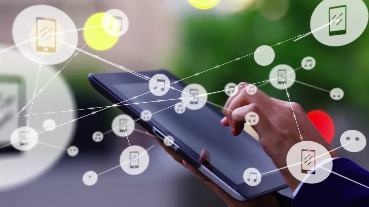 Forretningskvinde tapper på tablet, hvilket får animerede noder og linjer til at udvide sig og visualisere et teknologinetværk.