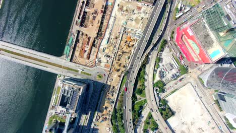 área urbana de kowloon en el centro de hong kong, vista aérea de arriba hacia abajo con tráfico y rascacielos de la ciudad
