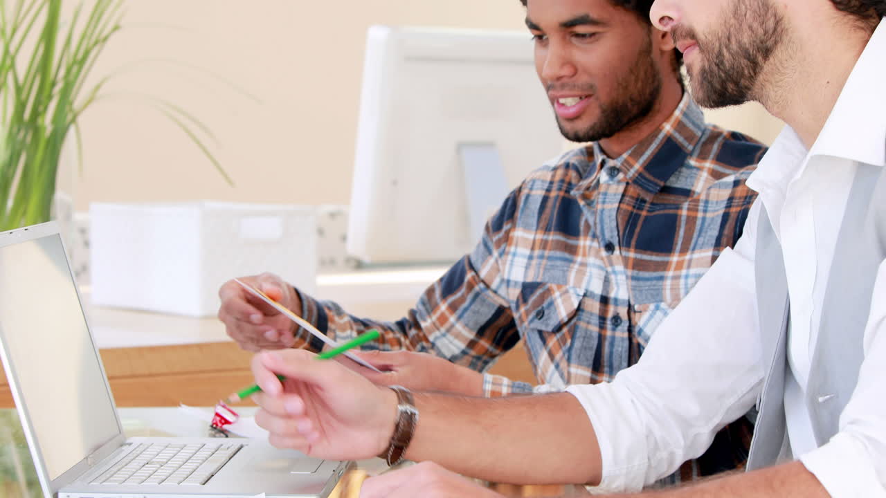 trabajador creativo trabajando en su computadora
