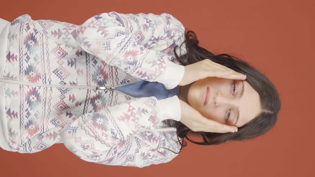 눈 통증의 수직 비디오.