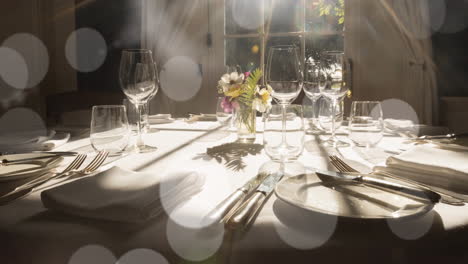 animación de manchas de luz blanca sobre los interiores de las mesas de comedor