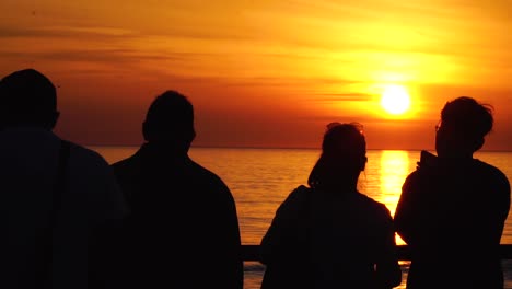 Familie,-Die-Den-Sonnenuntergang-Am-Pier-Von-Santa-Monica-Beobachtet