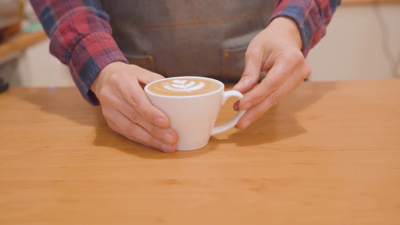 라떼아트와 커피 한잔