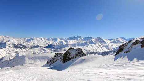 法國阿爾卑斯山的雪山風景中,一個單人滑雪者從無人機拍攝