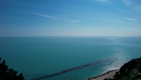 Mar-Adriático-Rompiendo-En-Spiaggia-Del-Frate,-En-El-Pueblo-De-Numana,-Imágenes-Aéreas-De-Drones-De-Italia