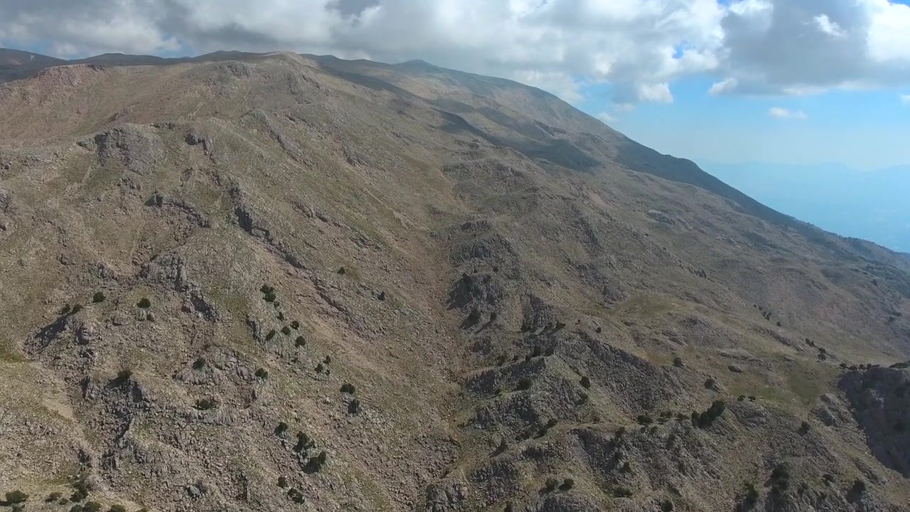 Vista aerea di un pendio montuoso aspro con vegetazione rada