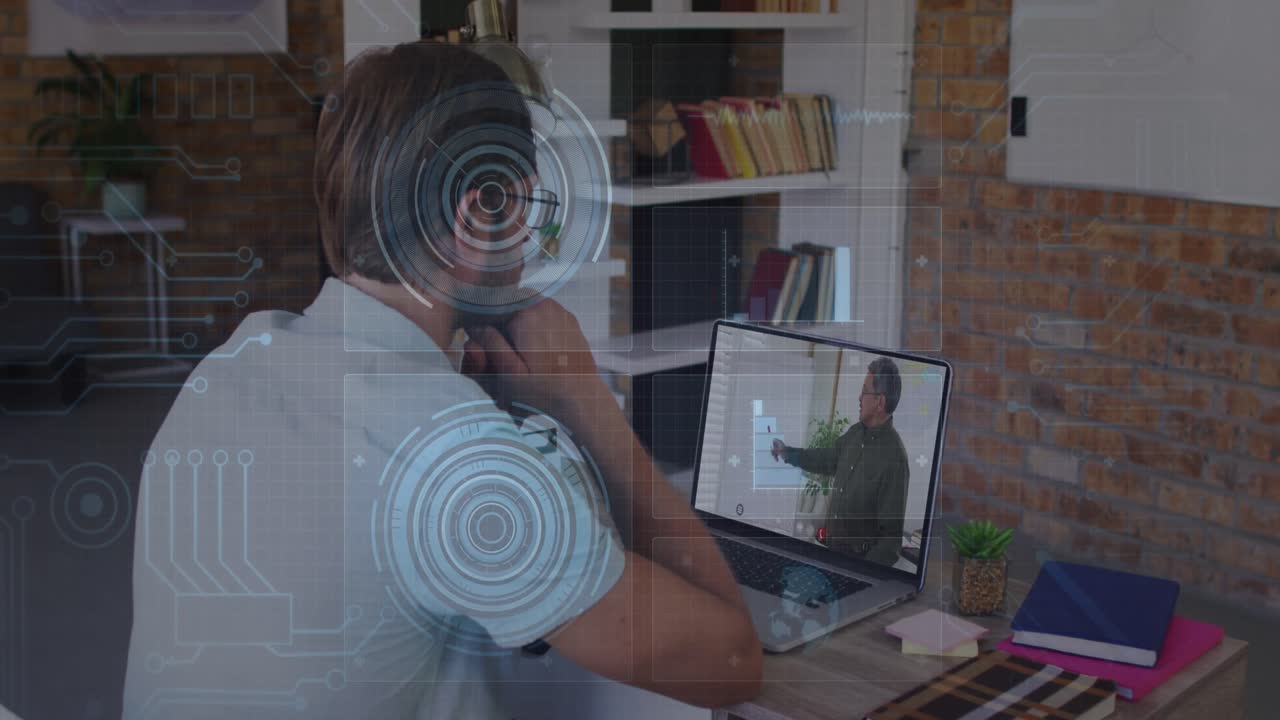 animación de procesamiento de datos sobre profesor caucásico que tiene una llamada de video en la computadora portátil