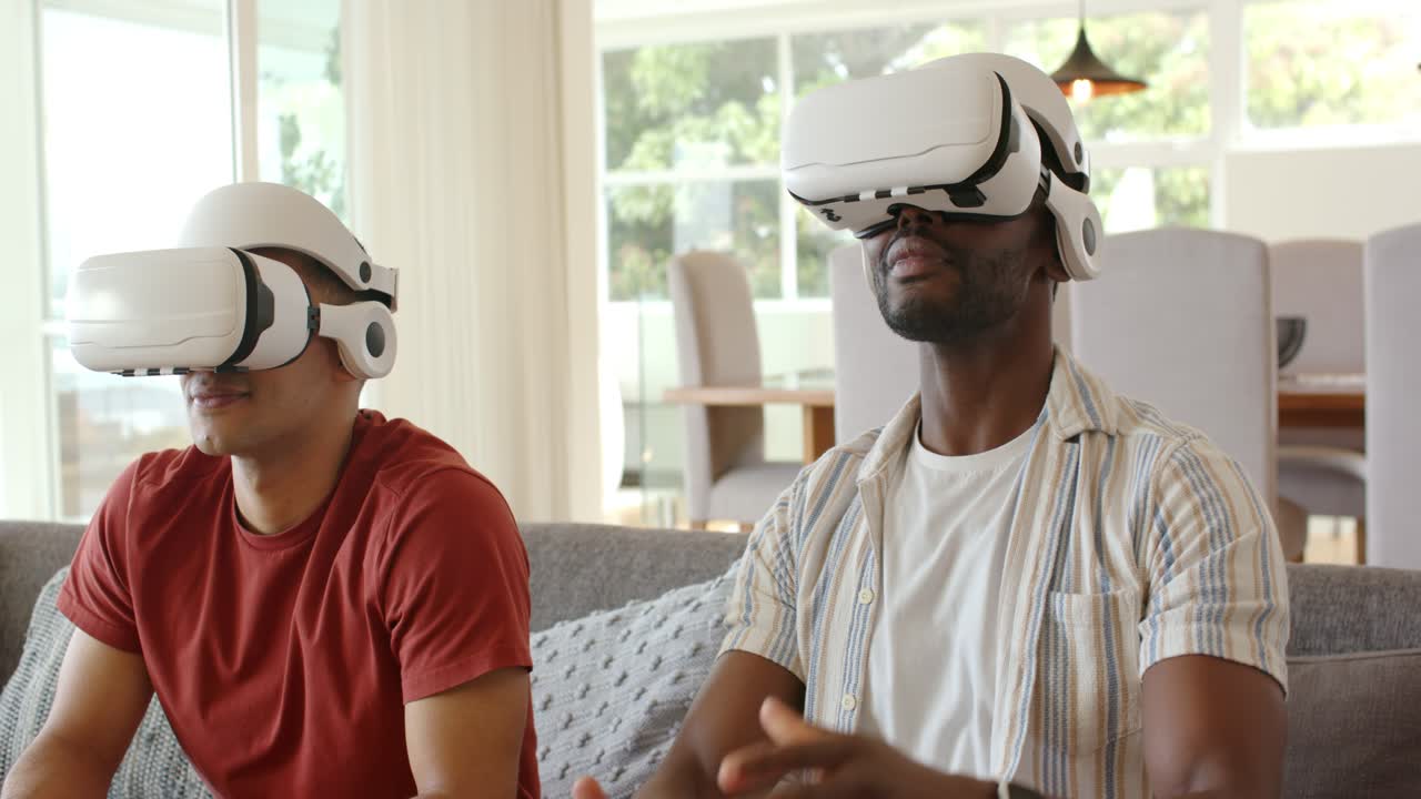Amici uomini di diverse etnie che afferrano e regolano visori VR in salotto, esplorando un mondo di realtà virtuale.