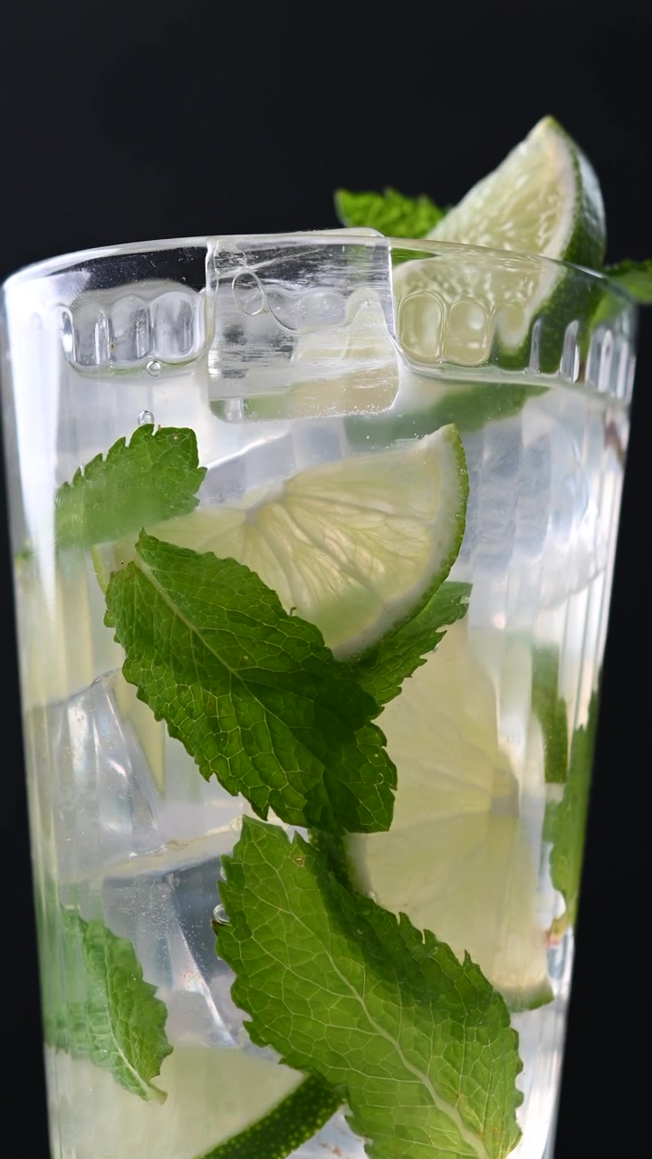 Pyörivä mojito-cocktail