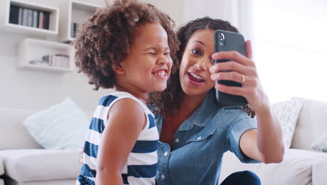 Junge-Schwarze-Frau-Und-Tochter-Machen-Ein-Gesicht-Und-Machen-Selfie