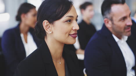 Una-Joven-Empresaria-Sentada-En-Una-Conferencia